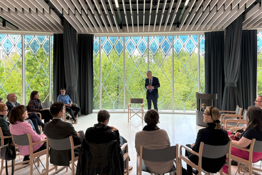 Lutz Hegemann im Austausch mit den Parlamentarier:innen im Novartis Pavillion (Photo: SMG)