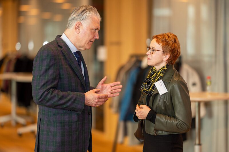 Eva Herzog im Gespräch mit Lutz Hegemann, Präsident Global Health und Swiss Country Affairs bei Novartis, am Symposium «Improving Access to Healthcare in Low- and Middle Income Countries» des Swiss TPH (2024). (Foto: Joachim Pelikan/Swiss TPH)