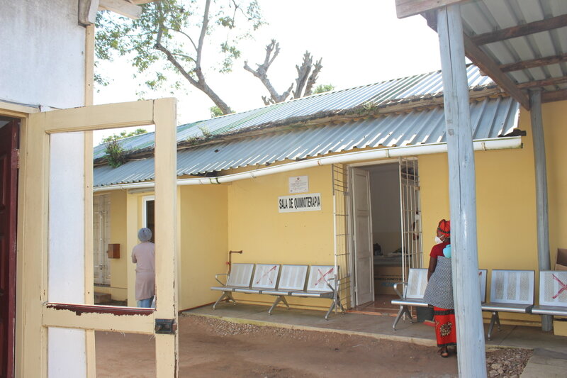In der Bekämpfung von Malaria spielt die Schweiz eine wichtige Rolle. Auch in diesem Spital in Mosambik wird ein von Schweizer Akteuren unterstütztes Forschungsprogramm zur Malariabehandlung durchgeführt (Foto: Martin Leschhorn)